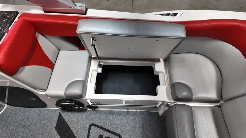 Slide: The Image of MasterCraft X26 2016 - 64