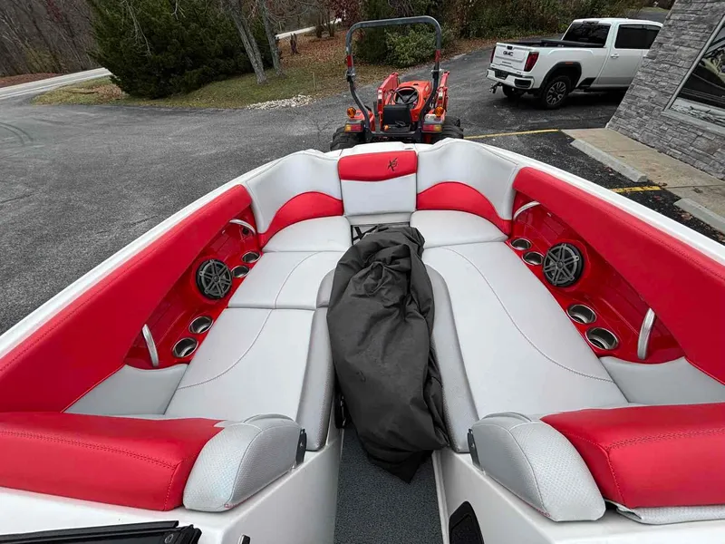 Slide: The Image of MasterCraft X26 2016 - 7