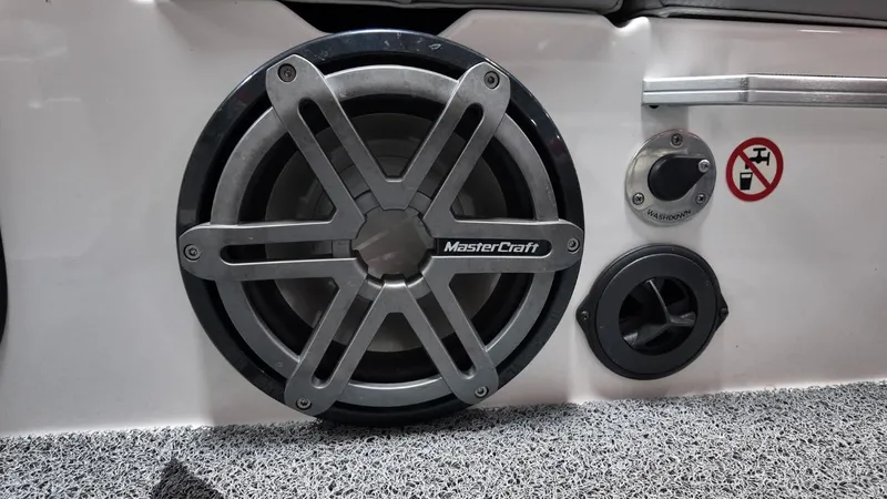 Slide: The Image of MasterCraft X26 2016 - 75