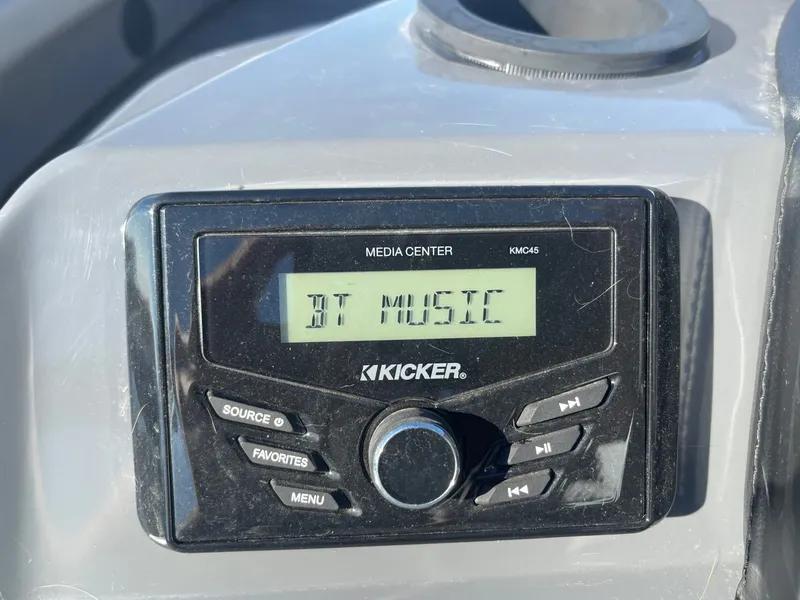 Slide: The Image of Bennington 22 S STERN RADIUS 2024 - 13