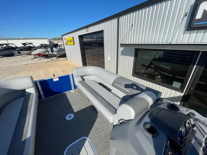 Slide: The Image of Bennington 22 S STERN RADIUS 2024 - 9