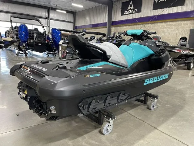 Slide: The Image of Sea-Doo GTR 230 2026 - 8