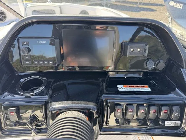 Slide: The Image of Yamaha 195S 2026 - 14