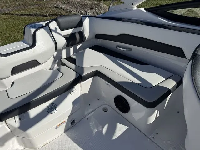 Slide: The Image of Yamaha 195S 2026 - 9