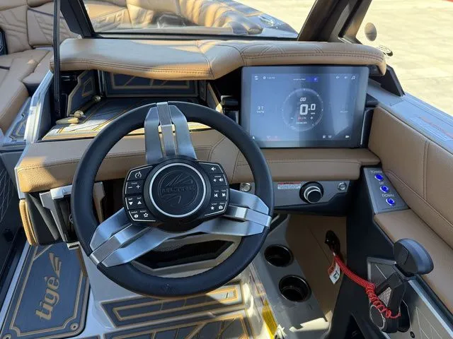 Slide: The Image of Tigé Ultré 25ZX 2026 - 10