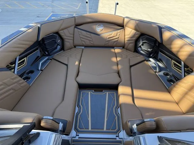 Slide: The Image of Tigé Ultré 25ZX 2026 - 22