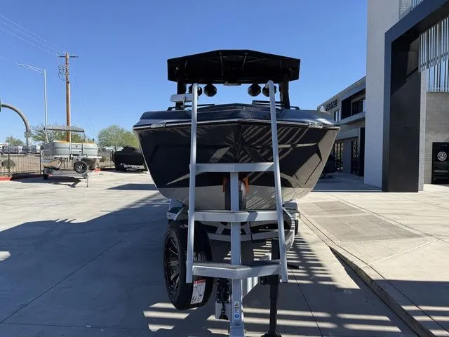 Slide: The Image of Tigé Ultré 25ZX 2026 - 4