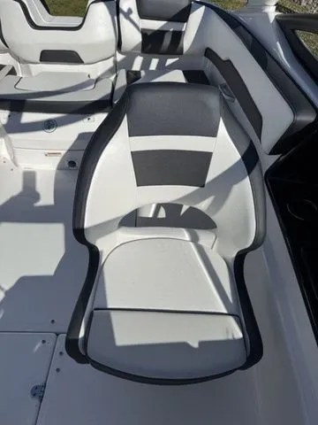 Slide: The Image of Yamaha 195S 2026 - 11