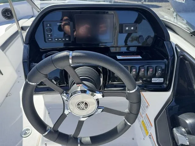 Slide: The Image of Yamaha 195S 2026 - 13