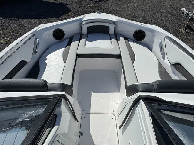 Slide: The Image of Yamaha 195S 2026 - 6