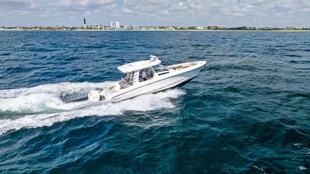 Slide: The Image of Boston Whaler 350 Outrage 2020 - 44
