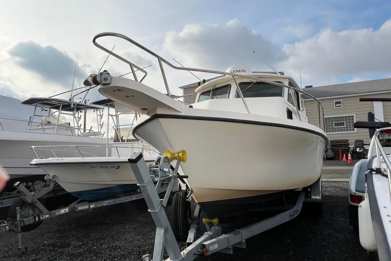 Slide: The Image of 2001 Parker 2520 Deep Vee Sport Cabin boat on trailer, parked outdoors. - 1