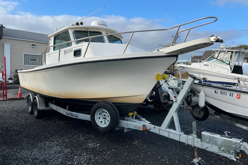 Slide: The Image of 2001 Parker 2520 Deep Vee Sport Cabin boat on trailer, parked outdoors. - 15