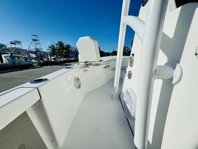 Slide: The Image of Sea Pro 230 DLX 2026 - 12