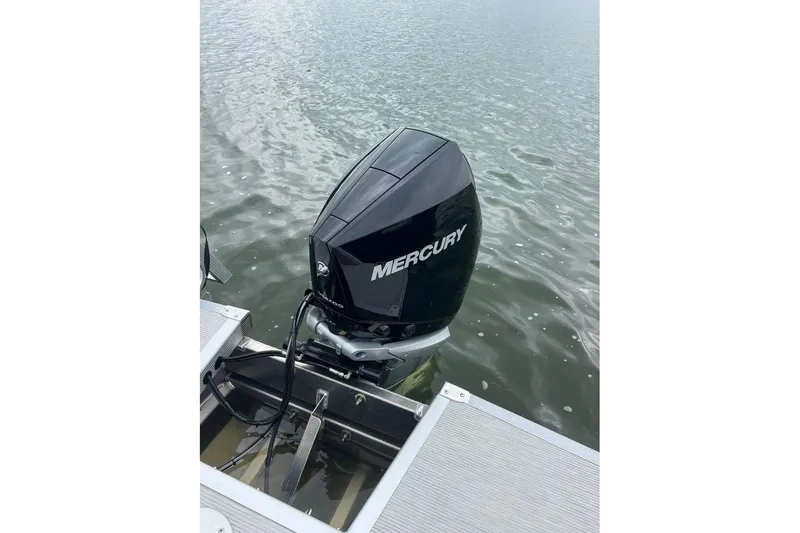 Slide: The Image of Mercury outboard motor on 2026 Bennington 25 RTFBA pontoon boat in water. - 14