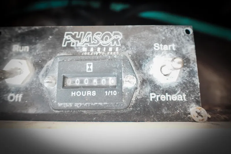 Slide: The Image of Hour meter on 2007 Boston Whaler 305 Conquest, showing 500 hours. - 12