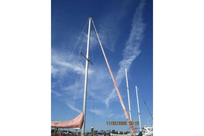 Slide: The Image of Tall mast of a 1986 Catalina 30 MkII sailboat against a clear blue sky. - 6