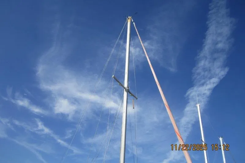 Slide: The Image of Mast of 1986 Catalina 30 MkII sailboat against a clear blue sky. - 7