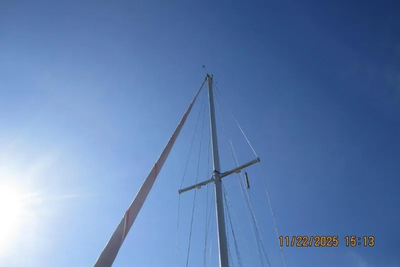 Slide: The Image of Mast of 1986 Catalina 30 MkII sailboat against clear blue sky. - 8