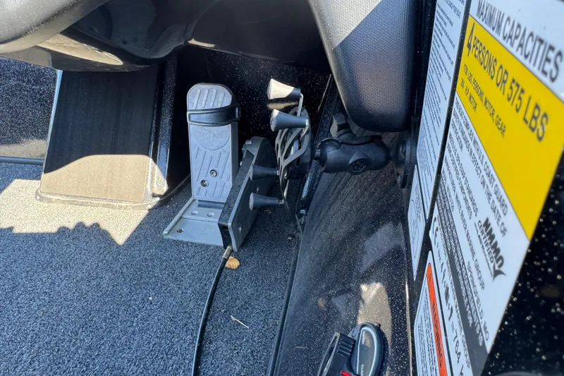 Slide: The Image of 2023 Nitro Z20 Pro boat foot pedal and capacity warning label. - 4