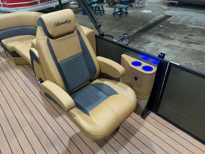Slide: The Image of Bentley Pontoons Elite 223 Admiral Quad Lounge Tritoon & Honda 200HP 4-Stroke EFI 2026 - 10