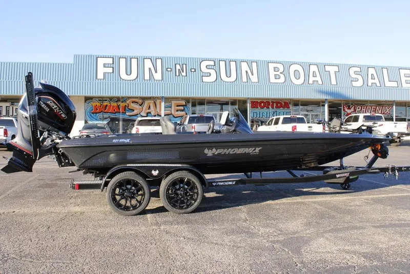 The Image of 2026 Phoenix 921 ELITE boat at Fun-N-Sun Boat Sales dealership. - 0