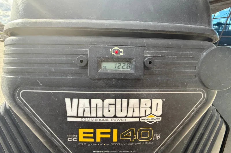 Slide: The Image of Vanguard EFI 40 engine on 2018 Gator Tail 1860cc Extreme, displaying 122.6 hours. - 13