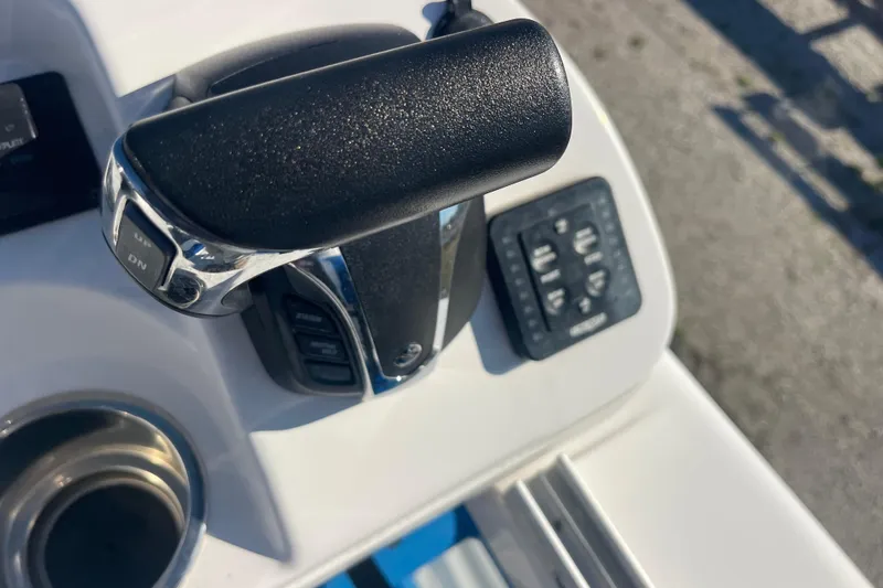 Slide: The Image of Throttle control panel of 2021 Everglades 243 Center Console boat. - 29