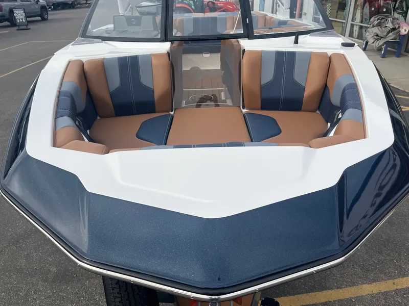 Slide: The Image of Malibu Wakesetter 21 LX 2024 - 12