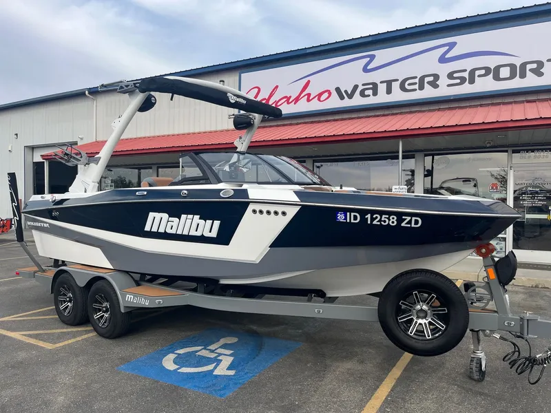 Slide: The Image of Malibu Wakesetter 21 LX 2024 - 13