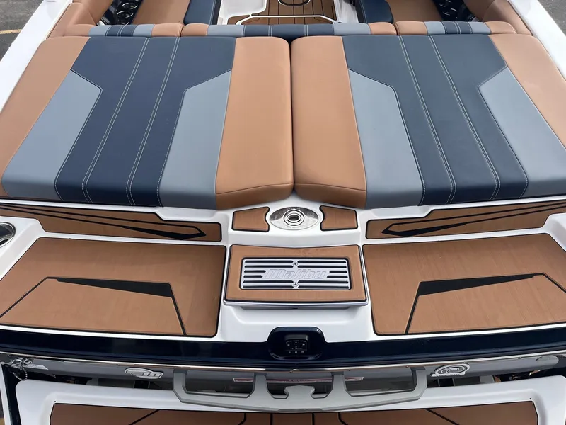 Slide: The Image of Malibu Wakesetter 21 LX 2024 - 15