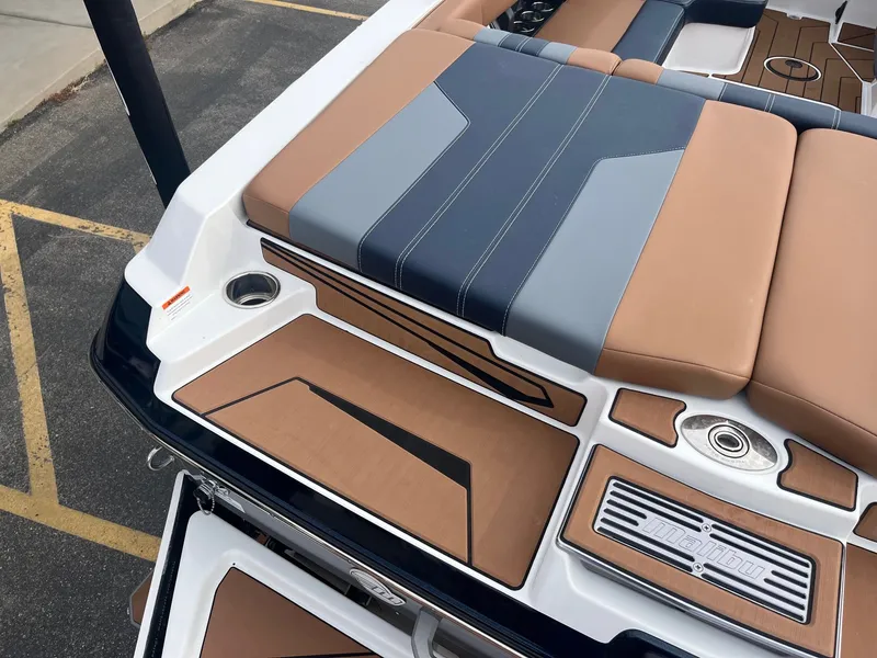 Slide: The Image of Malibu Wakesetter 21 LX 2024 - 16