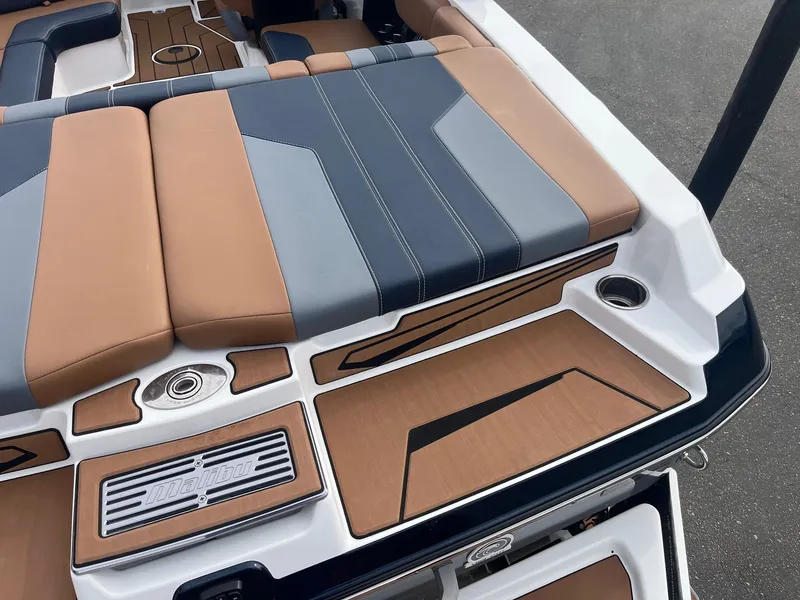 Slide: The Image of Malibu Wakesetter 21 LX 2024 - 17