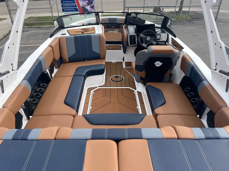 Slide: The Image of Malibu Wakesetter 21 LX 2024 - 18