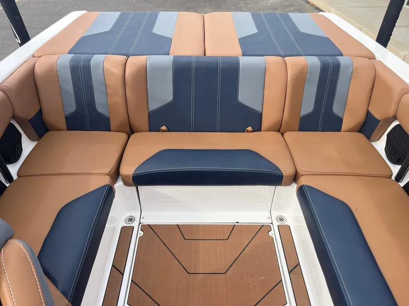 Slide: The Image of Malibu Wakesetter 21 LX 2024 - 19