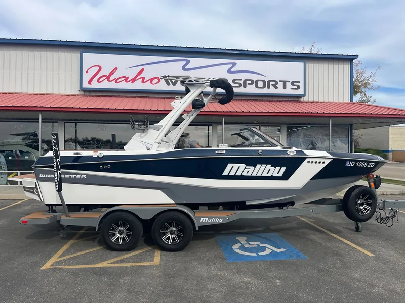 Slide: The Image of Malibu Wakesetter 21 LX 2024 - 2