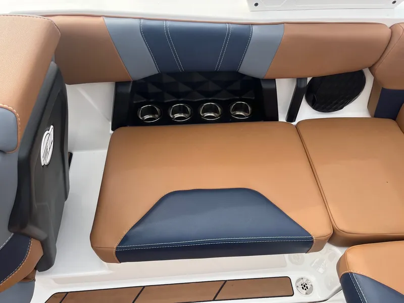 Slide: The Image of Malibu Wakesetter 21 LX 2024 - 20