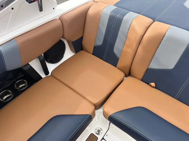 Slide: The Image of Malibu Wakesetter 21 LX 2024 - 21