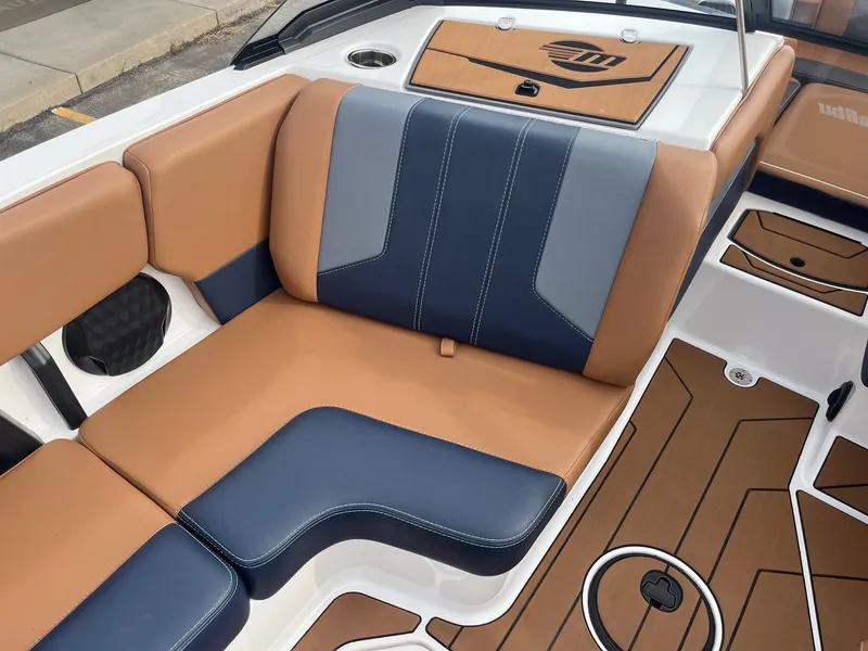 Slide: The Image of Malibu Wakesetter 21 LX 2024 - 25