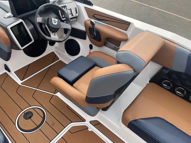 Slide: The Image of Malibu Wakesetter 21 LX 2024 - 26