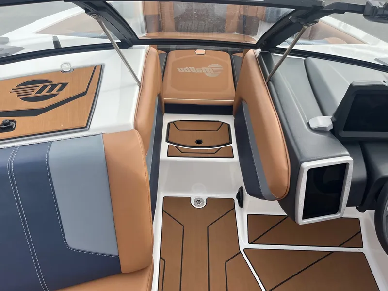 Slide: The Image of Malibu Wakesetter 21 LX 2024 - 29