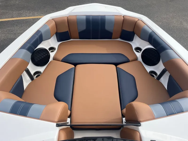 Slide: The Image of Malibu Wakesetter 21 LX 2024 - 30