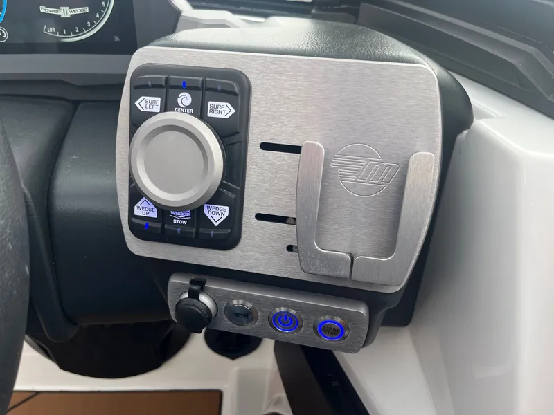 Slide: The Image of Malibu Wakesetter 21 LX 2024 - 32