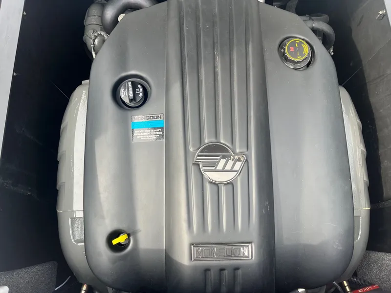 Slide: The Image of Malibu Wakesetter 21 LX 2024 - 36