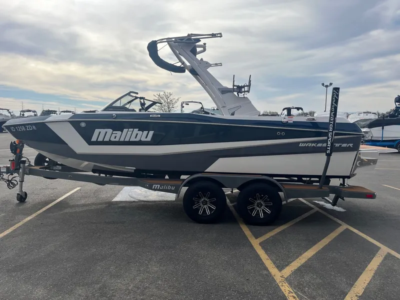 Slide: The Image of Malibu Wakesetter 21 LX 2024 - 8