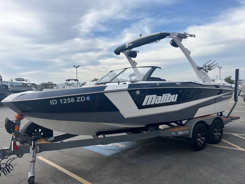 Slide: The Image of Malibu Wakesetter 21 LX 2024 - 9
