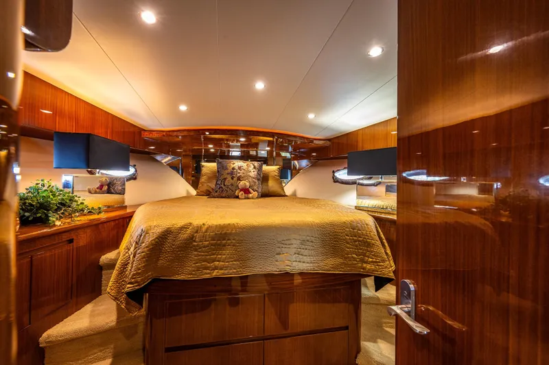 Slide: The Image of Luxurious MSR of 2009 Ocean Alexander 52 Sedan yacht with elegant wood finishes. - 31