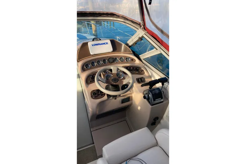 Slide: The Image of 1999 Chaparral Signature 29 helm with Lowrance navigation system and steering wheel. - 23