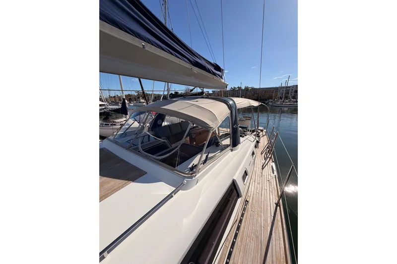 Slide: The Image of Beneteau Oceanis Yacht 60, 2015 model, docked in a sunny marina. - 18