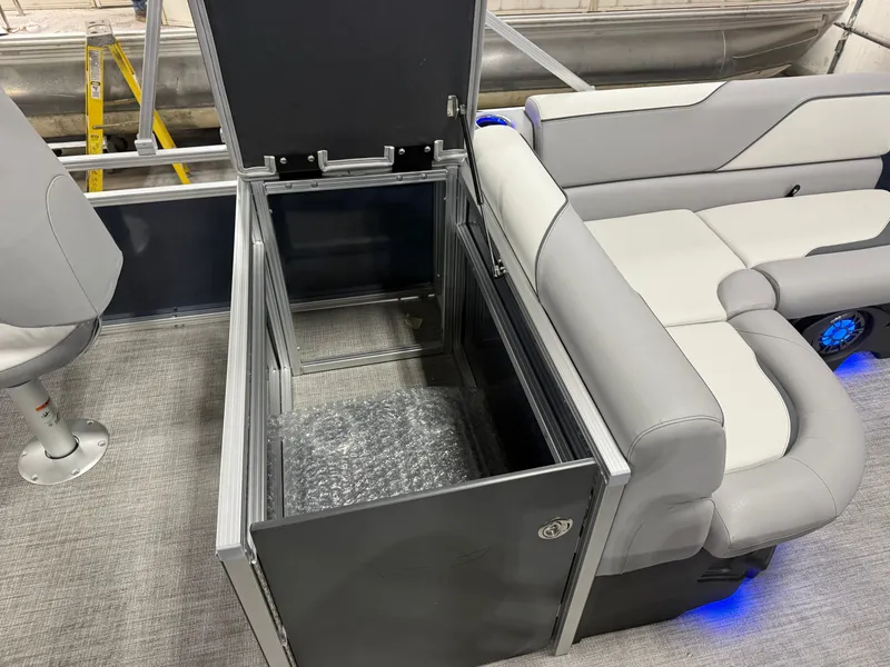 Slide: The Image of Tahoe Sport 200HP Rear Fish 2385 Tritoon 2026 - 18